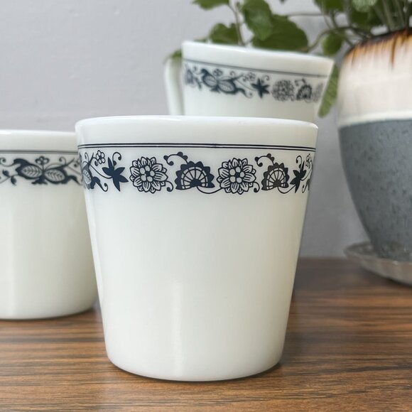 4 Pyrex Milk Glass Vintage Old Town Blue Onion 1410 Coffee Tea Cup Mugs Lot of 4 - Picture 6 of 13